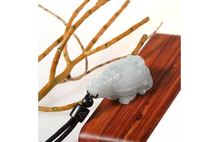 COLLIER DRAGON TORTUE en JADE VERT COLLIER DRAGON TORTUE en JADE VERT