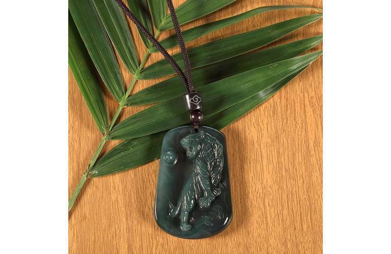 COLLIER PEND. de TIGRE en JADE VERT COLLIER PEND. de TIGRE en JADE VERT