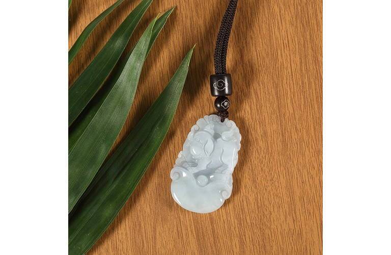 COLLIER PEND. COCHON en JADE VERT COLLIER PEND. COCHON en JADE VERT