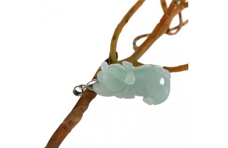 PEND. PETIT COCHON de JADE en RELIEF PEND. PETIT COCHON de JADE en RELIEF