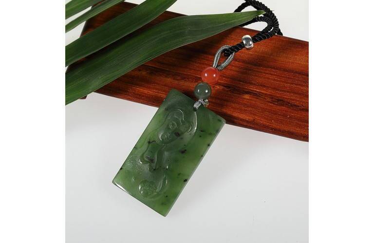 COLLIER MEDAILLE GUANYIN en JADE VERT COLLIER MEDAILLE GUANYIN en JADE VERT