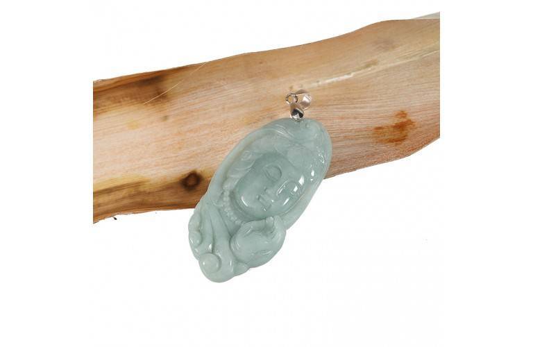 PENDENTIF TETE de BOUDDHA GUANYIN en JADE PENDENTIF TETE de BOUDDHA GUANYIN en JADE