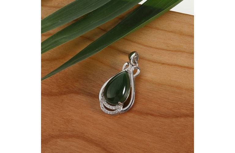 PENDENTIF GOUTTE de JADE VERT PENDENTIF GOUTTE de JADE VERT