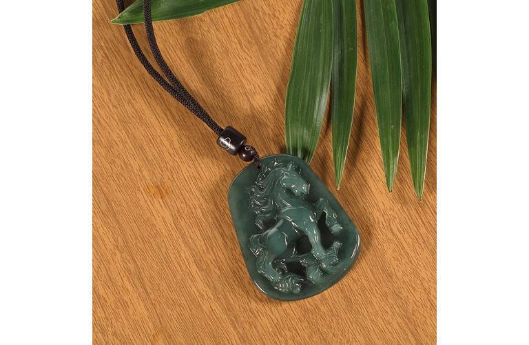 COLLIER GRAND CHEVAL de FORTUNE en JADE VERT COLLIER GRAND CHEVAL de FORTUNE en JADE VERT
