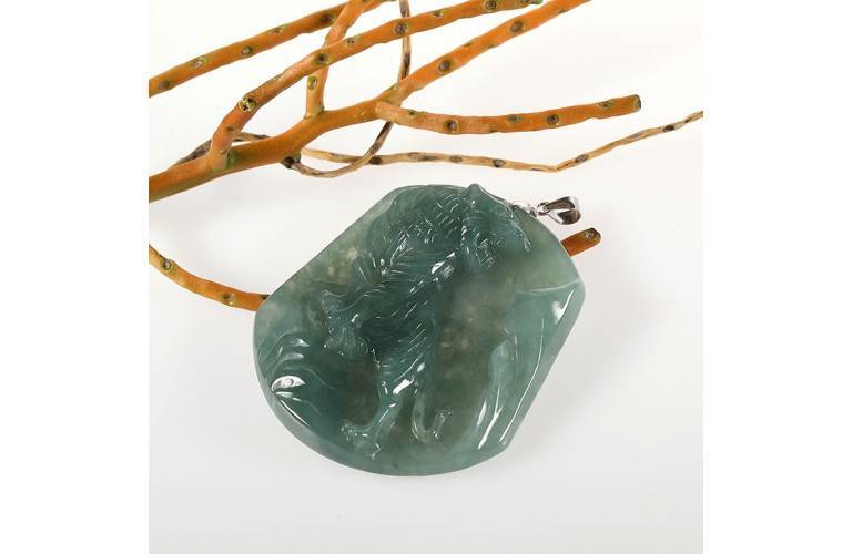 PENDENTIF EXCEPTIONNEL TIGRE en JADE VERT PENDENTIF EXCEPTIONNEL TIGRE en JADE VERT