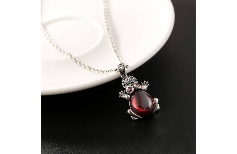 COLLIER CRAPAUD de FORTUNE - ARGENT et GRENAT COLLIER CRAPAUD de FORTUNE - ARGENT et GRENAT