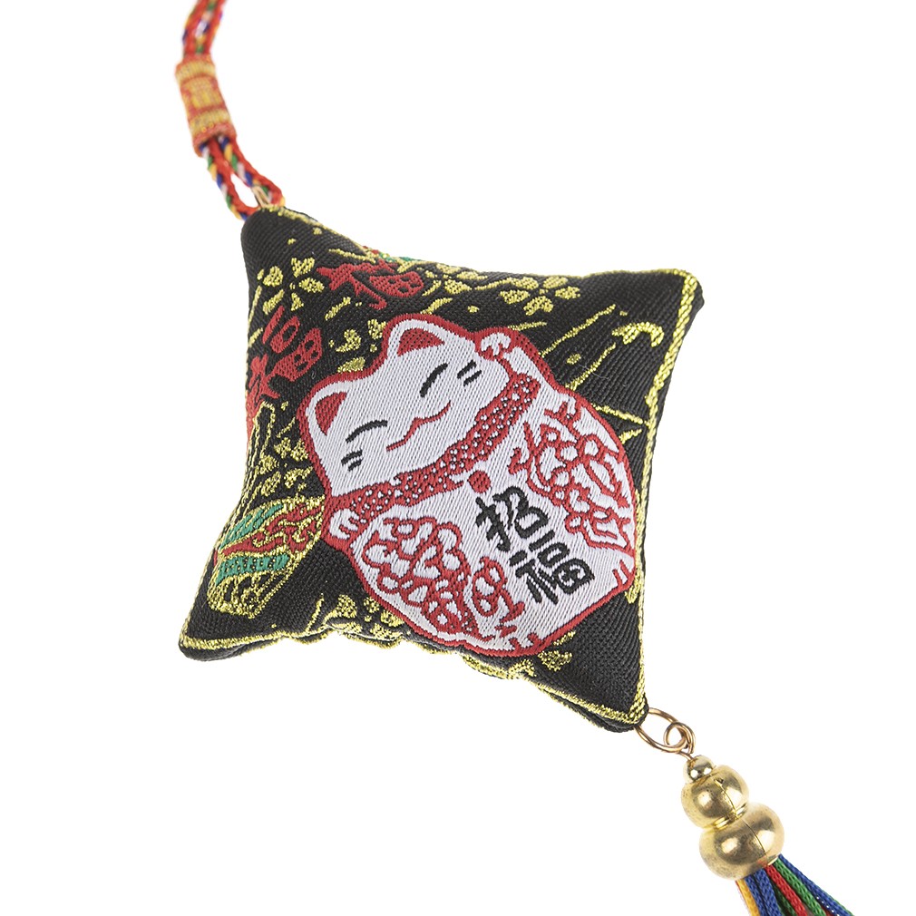 Pendentif porte-bonheur japonais illustrant le maneki neko