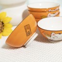 Décor extérieur et intérieur blanc des bols orange.
