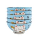 Pile de cinq bols bleus en porcelaine.
