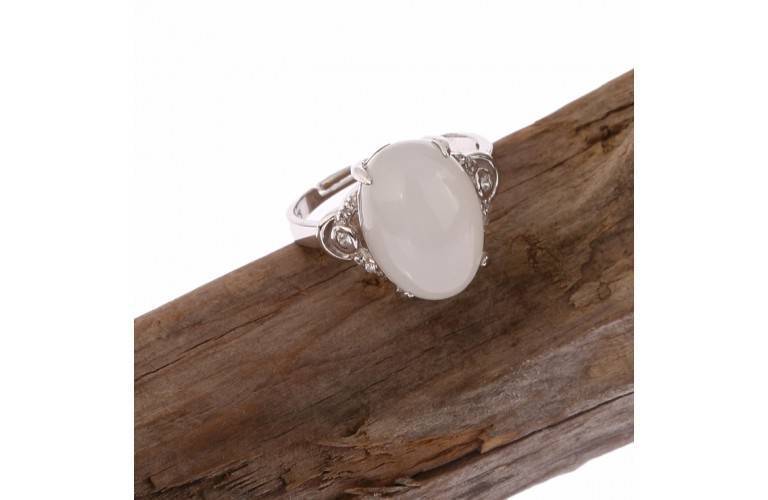 BAGUE PERLE OVALE en JADE BLANC et ARGENT BAGUE PERLE OVALE en JADE BLANC et ARGENT