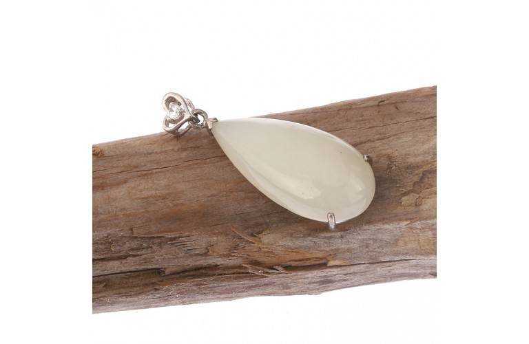 PENDENTIF GOUTTE ALLONGEE en JADE et ARGENT PENDENTIF GOUTTE ALLONGEE en JADE et ARGENT