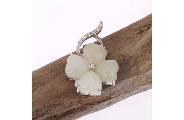 PENDENTIF TREFLE à 4 FEUILLES en JADE et ARGENT PENDENTIF TREFLE à 4 FEUILLES en JADE et ARGENT