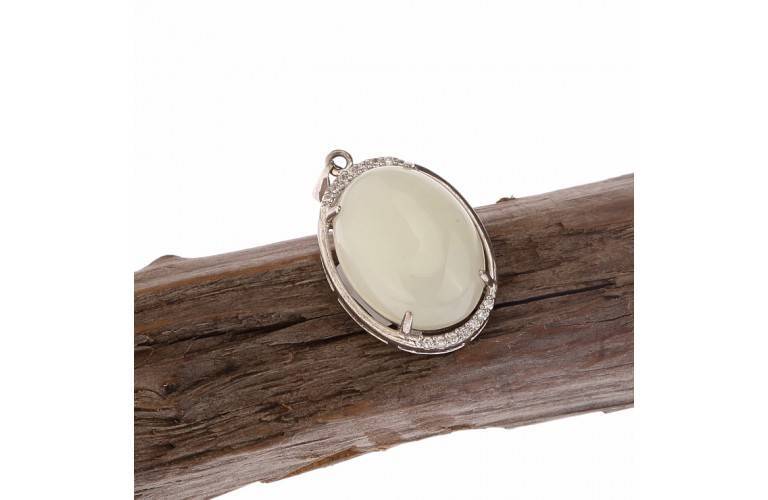PENDENTIF MEDAILLON OVALE en JADE et ARGENT PENDENTIF MEDAILLON OVALE en JADE et ARGENT