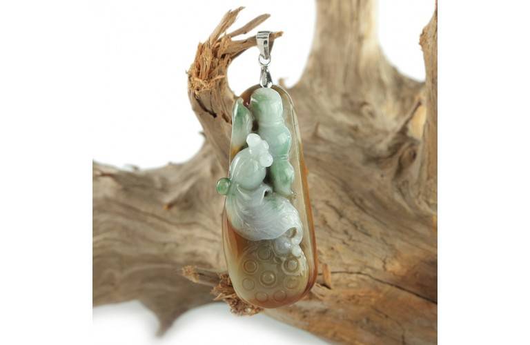 PENDENTIF POISSON de FORTUNE sur BLOC de JADE PENDENTIF POISSON de FORTUNE sur BLOC de JADE