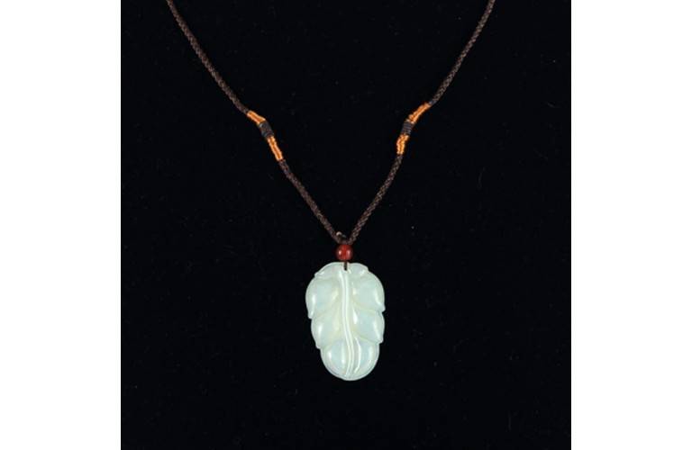 COLLIER PEND. FEUILLE TRANSLUCIDE de JADE COLLIER PEND. FEUILLE TRANSLUCIDE de JADE