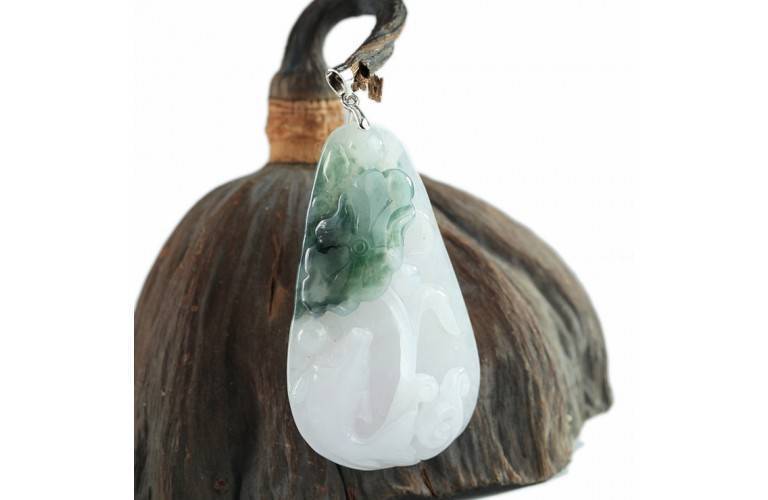 PEND. LOTUS et POISSON EN JADE BLANC et VERT PEND. LOTUS et POISSON EN JADE BLANC et VERT